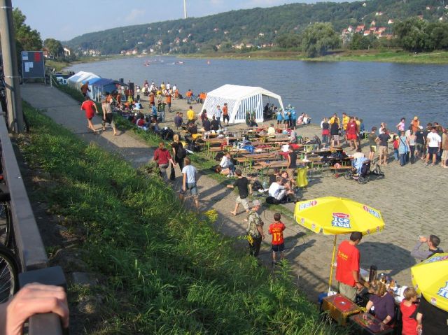 Ein kurzer Schwenk ber das Festgelnde