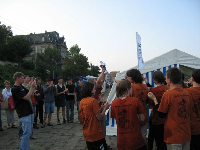 Da ist er, der Pokal